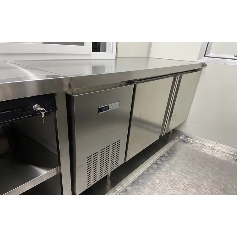 Food Truck With Snacks - Mobiele keuken, foodtruck, snackkar, hotdog- en
