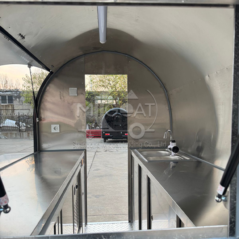 Zwarte ronde mobiele foodtruck - Food Snacks That Are Black recensie en prijs